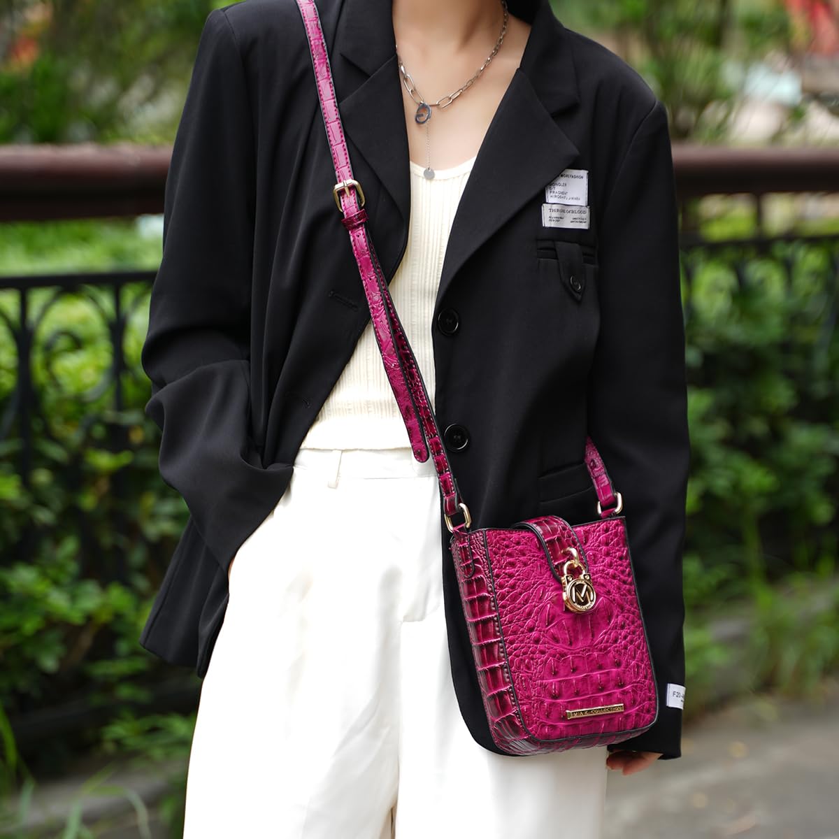 Women's Faux Crocodile Embossed Vegan Leather Crossbody Bag K69364